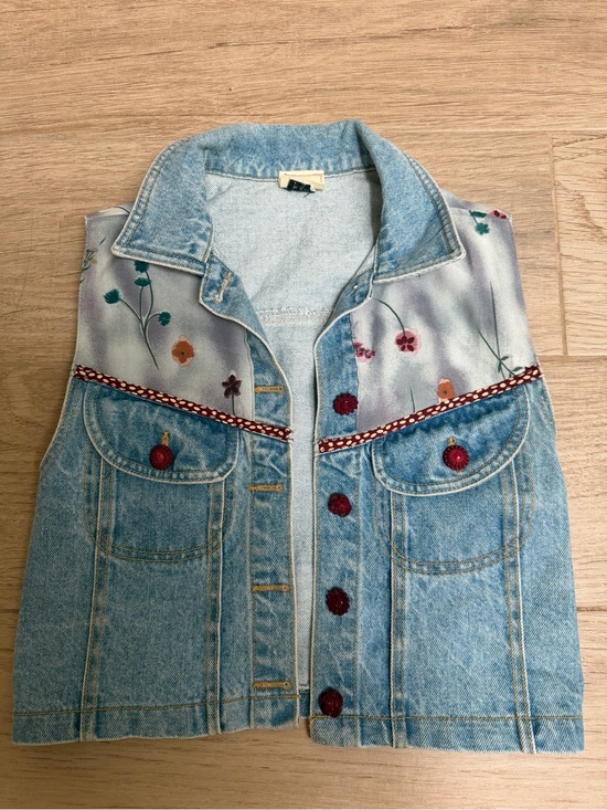 Vintage Jackets & Blazers - Vintage Women's Light Blue Denim Vest with Floral Embroidery
